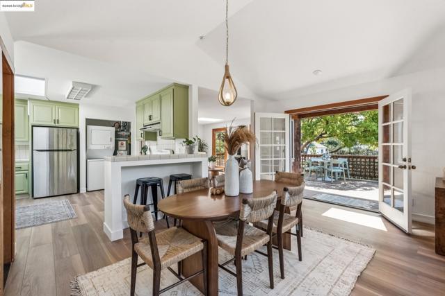 3176 Jordan Rd, Oakland CA: https://media.crmls.org/mediaz/61c5d181-884b-4831-8cf7-1acec66d407d.jpg