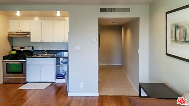 800 W 1st Street, Los Angeles CA: https://media.crmls.org/mediaz/61c5fec1-707a-4f1b-bf2d-94ff2c437d56.jpg