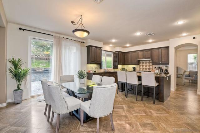993 Hawthorne Creek Dr, Chula Vista CA: https://media.crmls.org/mediaz/61c6f108-e89a-4f56-b2b6-e07ef0f2f50d.jpg