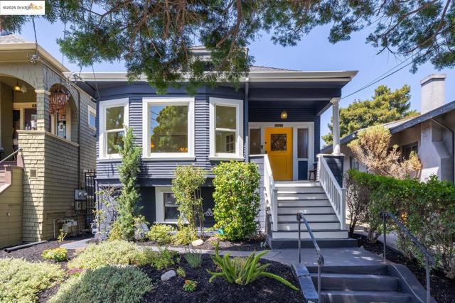824 Arlington Avenue, Oakland CA: https://media.crmls.org/mediaz/61c73404-475e-4eaf-862f-9896b3e989bc.jpg