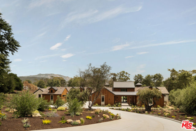 26719 Mulholland Highway, Calabasas CA: https://media.crmls.org/mediaz/61c77337-f3fb-4d39-9c6b-c3b5426a1c6f.jpg