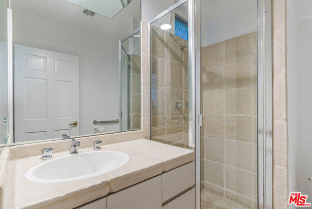 4611 Roma Court, Marina del Rey CA: https://media.crmls.org/mediaz/61c79beb-14b0-4f43-ac38-713a4bd4cf7a.jpg