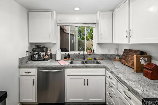 Detail Gallery Image 11 of 66 For 943 45 Windy Hill, Encinitas,  CA 92024 - 4 Beds | 4 Baths