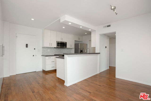 10240 Camarillo Street, Toluca Lake CA: https://media.crmls.org/mediaz/61c83d35-c31e-46b5-8d8a-ab427373c4ea.jpg
