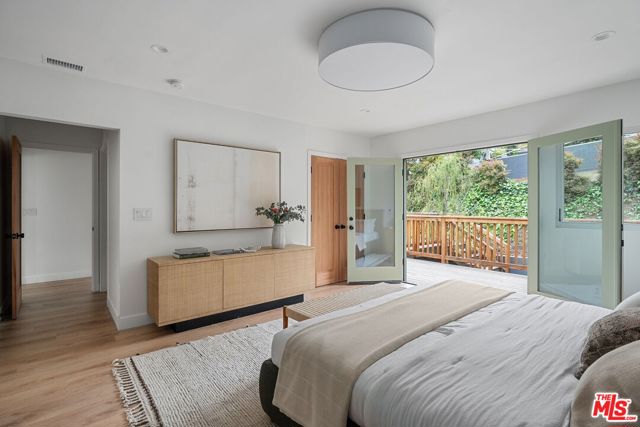5215 Parkglen Avenue, Los Angeles CA: https://media.crmls.org/mediaz/61c9a23c-93b7-4174-8684-944ece29f915.jpg