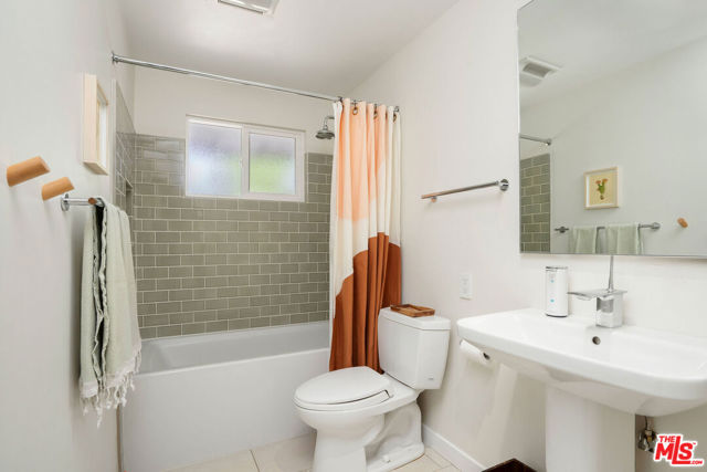1741 Golf Club Drive, Glendale CA: https://media.crmls.org/mediaz/61cac138-ea72-4904-a156-3d7f8363a7f5.jpg