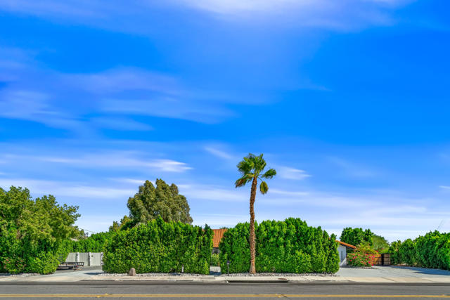 43170 Warner Trail, Palm Desert CA: https://media.crmls.org/mediaz/61cb9be2-307f-4f31-94f0-edc0496ca1fd.jpg