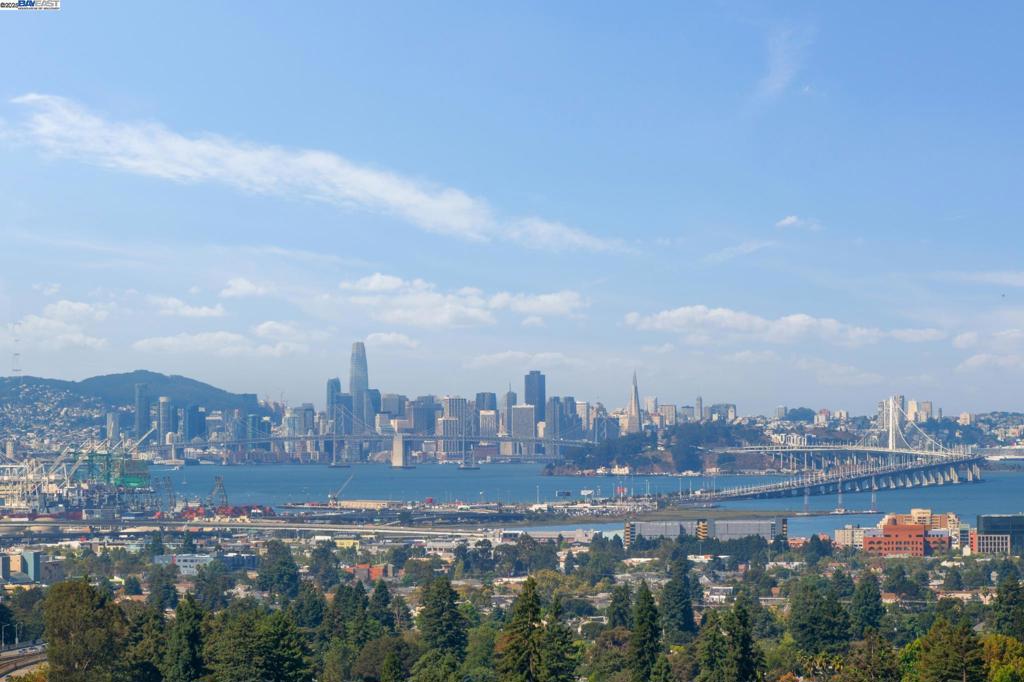 https://media.crmls.org/mediaz/61cc518a-3f3f-45c2-a3e2-a9826d4c9119.jpg?preset=X-Large