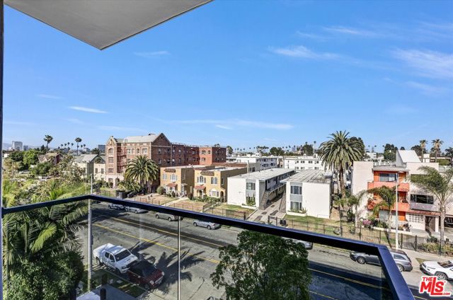 1537 S Wilton Place, Los Angeles CA: https://media.crmls.org/mediaz/61cc62a1-f797-448d-bd58-3af459ac9280.jpg