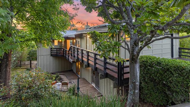 760 La Mesa Drive, Portola Valley CA: https://media.crmls.org/mediaz/61cd6daa-7456-4a87-8788-6a913fb3e1d4.jpg