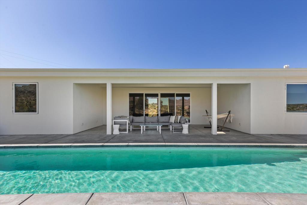 https://media.crmls.org/mediaz/61cd9728-337f-40a8-a188-3a0a1881e811.jpg?preset=X-Large
