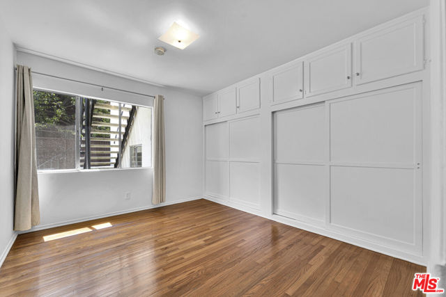 938 15th Street, Santa Monica CA: https://media.crmls.org/mediaz/61cdcd72-8171-457c-ae97-ba45c13f074e.jpg