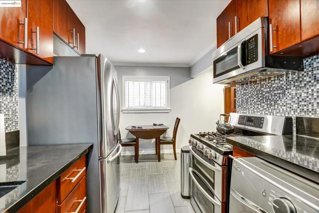 6610 Bancroft Avenue, Oakland CA: https://media.crmls.org/mediaz/61ce2627-0e2b-405c-90fb-48c5fbd7ffd5.jpg