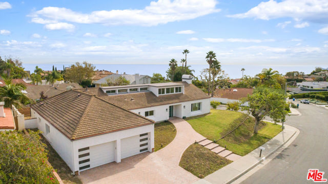 3536 Malibu Country Drive, Malibu CA: https://media.crmls.org/mediaz/61cef179-8355-445e-bdb6-e7c8a5a4a0e4.jpg