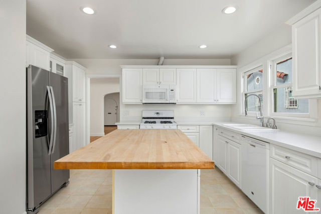 614 S Orange Drive, Los Angeles CA: https://media.crmls.org/mediaz/61cf9b18-6ecf-4704-9b4a-f84b843b4075.jpg