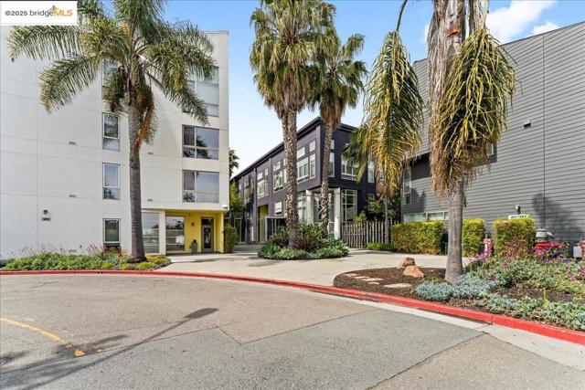 1201 Pine St, Oakland CA: https://media.crmls.org/mediaz/61d0929a-2e45-4ea2-89d6-71e5d7c03233.jpg