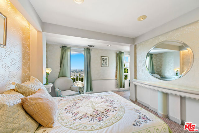 1350 Belfast Drive, Los Angeles CA: https://media.crmls.org/mediaz/61d17829-aead-48a4-827f-eef06a948199.jpg