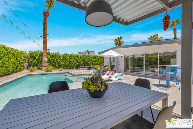 587 N Calle Marcus, Palm Springs CA: https://media.crmls.org/mediaz/61d18643-740d-4017-82d8-c4a4ed959ec6.jpg