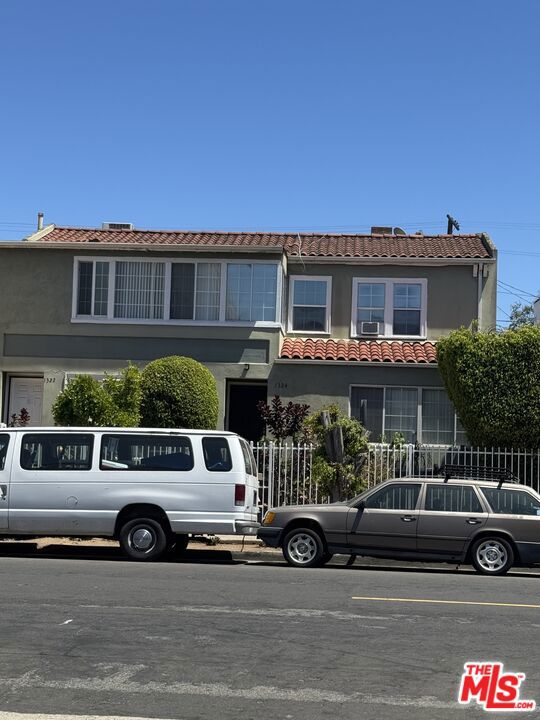 1322 S Bronson Avenue, Los Angeles CA: https://media.crmls.org/mediaz/61d2040d-f706-4338-9d8d-520dfa91b2f9.jpg