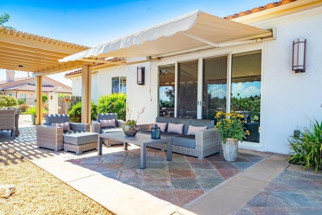 2860 Via Rancheros Way, Fallbrook CA: https://media.crmls.org/mediaz/61d2d990-353b-418d-9946-1427904f4a5d.jpg