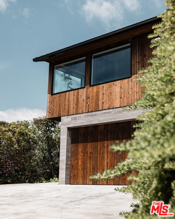 2532 Canyon Oak Dr, Los Angeles CA: https://media.crmls.org/mediaz/61d2e957-da8a-4151-bc79-ec05eb2bc7e4.jpg