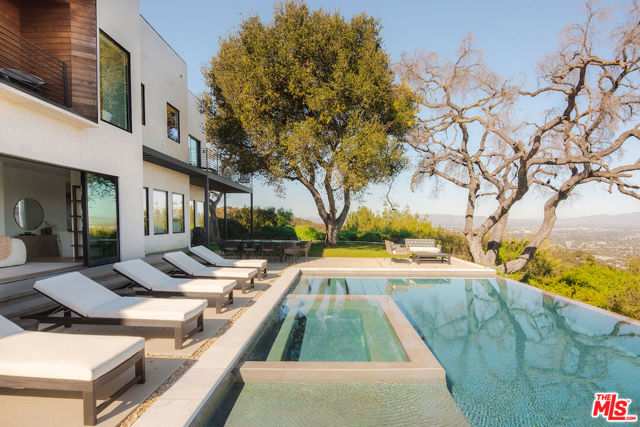 13331 Mulholland Drive, Beverly Hills CA: https://media.crmls.org/mediaz/61d30c5d-c636-4bb5-82f5-1d93964fe7fc.jpg