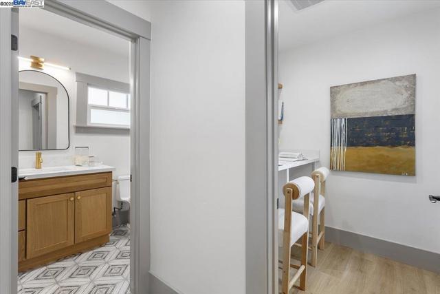 689 Santa Ray Ave, Oakland CA: https://media.crmls.org/mediaz/61d33693-bf1e-466c-b93a-b4b02fb428ce.jpg