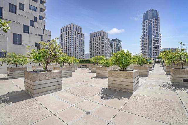 700 Front St, San Diego CA: https://media.crmls.org/mediaz/61d33f15-9846-4064-8c38-a7e6681cf996.jpg