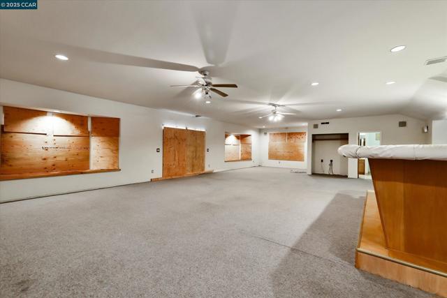 1069 16Th St, Oakland CA: https://media.crmls.org/mediaz/61d3b45d-104f-442f-ba45-bff5981ae7c6.jpg