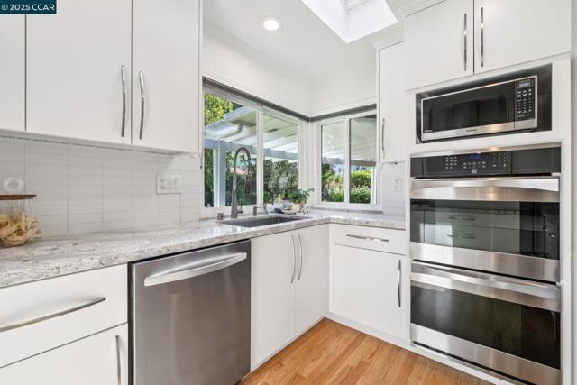 3245 Newport Court, Walnut Creek CA: https://media.crmls.org/mediaz/61d40758-bceb-495f-94d8-41e75411362e.jpg