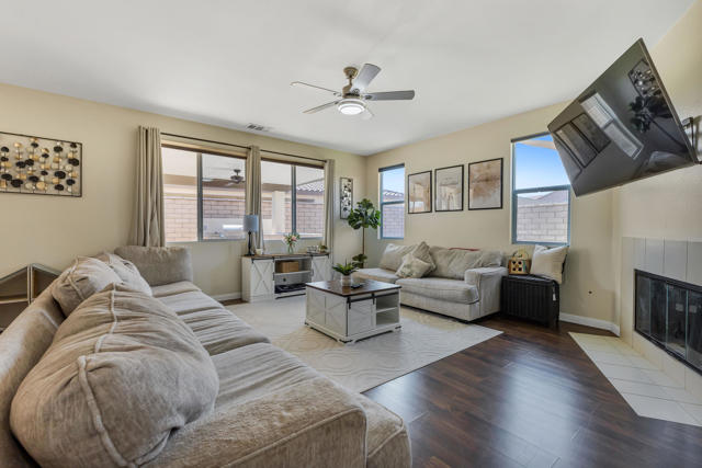 Image 4 of 49 For 37897 Chesterfield Street