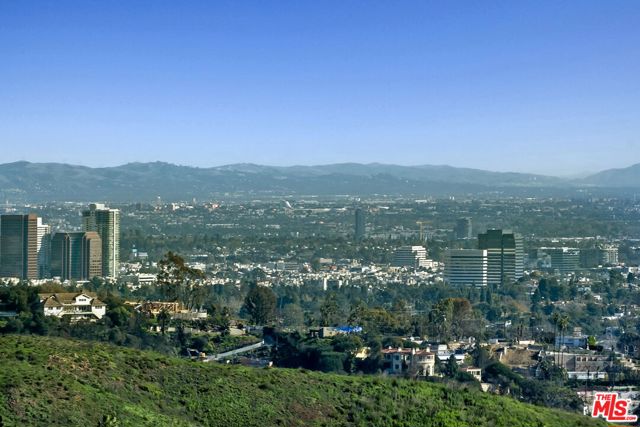 1305 Duende Lane, Pacific Palisades CA: https://media.crmls.org/mediaz/61d55e8b-4c55-4735-80b6-288680718784.jpg