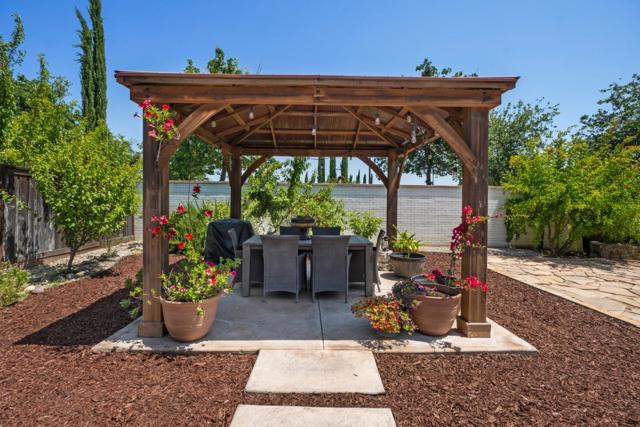 1141 Navigator Drive, Lathrop CA: https://media.crmls.org/mediaz/61d60b79-f60b-42f7-a9b5-3410b3cbb9bd.jpg