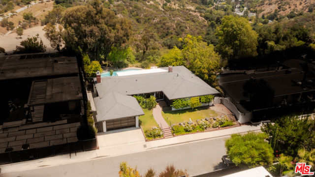 2700 Carmar Drive, Los Angeles CA: https://media.crmls.org/mediaz/61d71619-71d2-42d7-954e-c65879e317e5.jpg