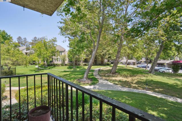 39490 Albany Cmn, Fremont CA: https://media.crmls.org/mediaz/61d87358-187a-454f-96d8-df9f3c0531ce.jpg