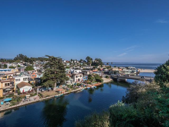 917 Sir Francis Avenue, Capitola CA: https://media.crmls.org/mediaz/61d9b083-6606-4414-abe6-10afaece618e.jpg