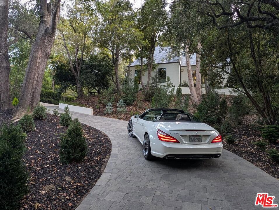 943 Moraga Drive — French