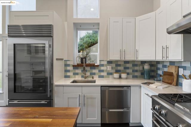 205 Sheridan RD, Oakland CA: https://media.crmls.org/mediaz/61da5e6a-1738-433d-a9ef-6d0ab37e9733.jpg