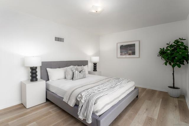 7850 Roseland Dr, La Jolla CA: https://media.crmls.org/mediaz/61da65c5-df0e-4a15-afc7-3cfecaf52b38.jpg