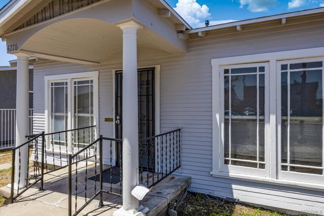 4276 35Th St, San Diego CA: https://media.crmls.org/mediaz/61db3cf0-cd7e-4f24-95a8-23967c6b3c87.jpg