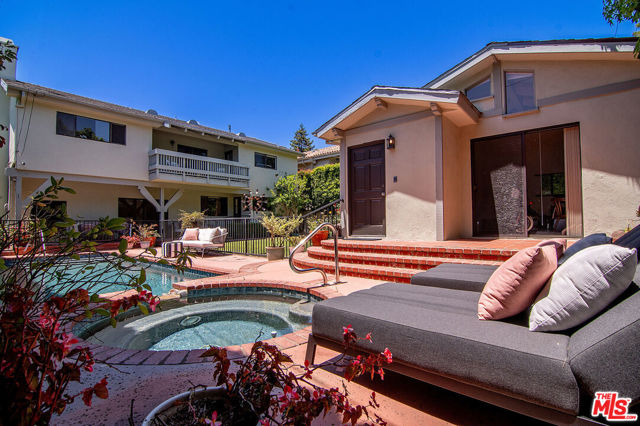 745 25th Street, Santa Monica CA: https://media.crmls.org/mediaz/61db7a1d-0b71-4b17-ad29-f6f8830943e5.jpg