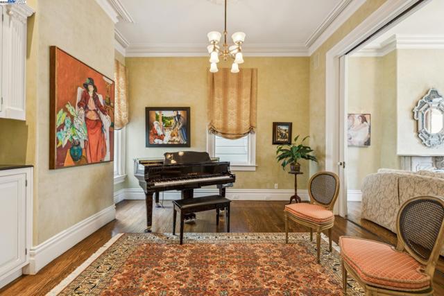 2070 Bush St, San Francisco CA: https://media.crmls.org/mediaz/61dbbb12-f098-4720-9cf4-191e937b0e48.jpg