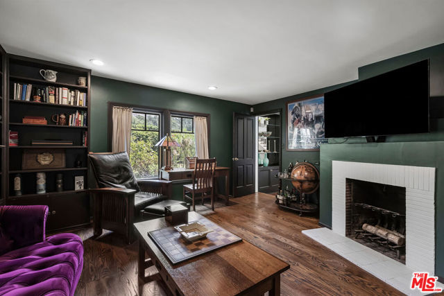 2555 N Altadena Drive, Altadena CA: https://media.crmls.org/mediaz/61dc2883-acc2-42ce-a099-9615ad50ec14.jpg