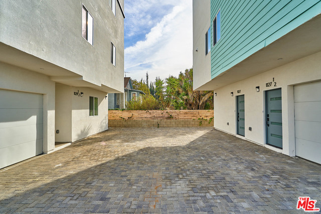 1129 S Harvard Boulevard, Los Angeles CA: https://media.crmls.org/mediaz/61dc8882-8dd1-4694-94e0-803b062e2901.jpg