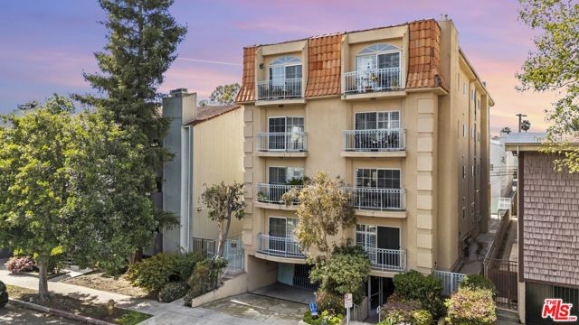 1871 Greenfield Avenue, Los Angeles CA: https://media.crmls.org/mediaz/61dced81-d2e2-4a4b-8f43-e85fec3cb473.jpg