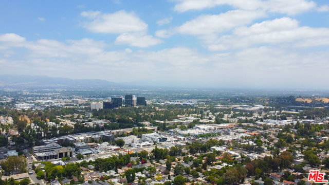 22224 Cass Avenue, Woodland Hills CA: https://media.crmls.org/mediaz/61dd3d2b-a2c2-4ca3-8cf2-6678f87bf6ab.jpg