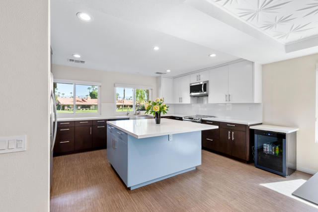 81 Camino Arroyo Place, Palm Desert CA: https://media.crmls.org/mediaz/61ddb49a-bc75-49c3-b093-e7b1f6c24c0b.jpg
