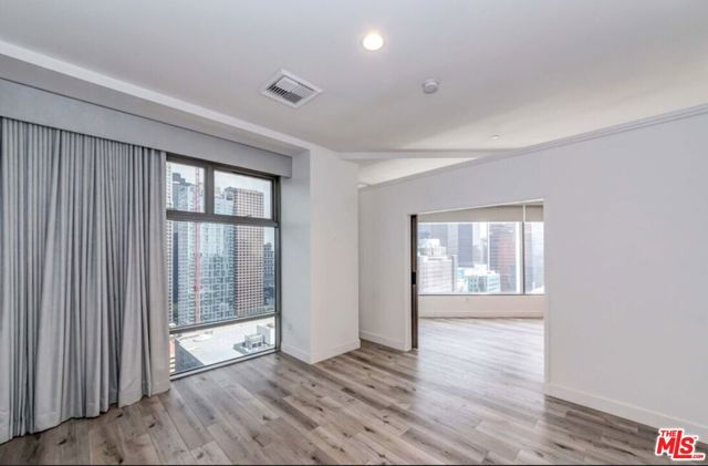 801 S Grand Avenue, Los Angeles CA: https://media.crmls.org/mediaz/61de39c4-f1c7-4b7b-b67c-c0a13686bcf6.jpg