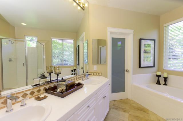 2537 Carriagedale Row, La Jolla CA: https://media.crmls.org/mediaz/61de642a-3bce-4bed-89f4-fd378f99cf32.jpg