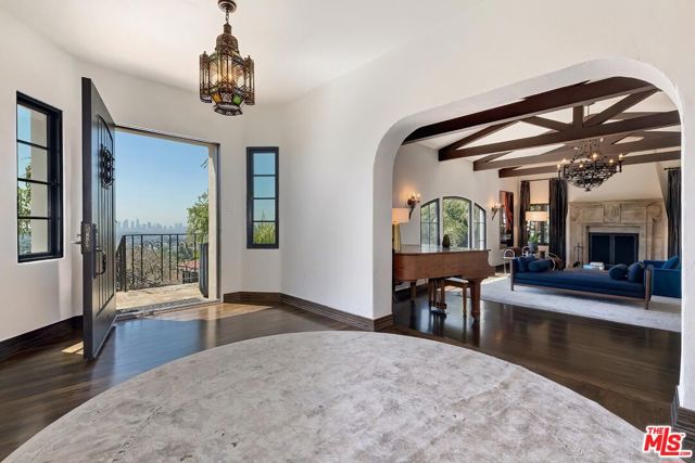 2420 Chislehurst Drive, Los Angeles CA: https://media.crmls.org/mediaz/61de8a6a-37a3-4144-b471-2eca299c339b.jpg